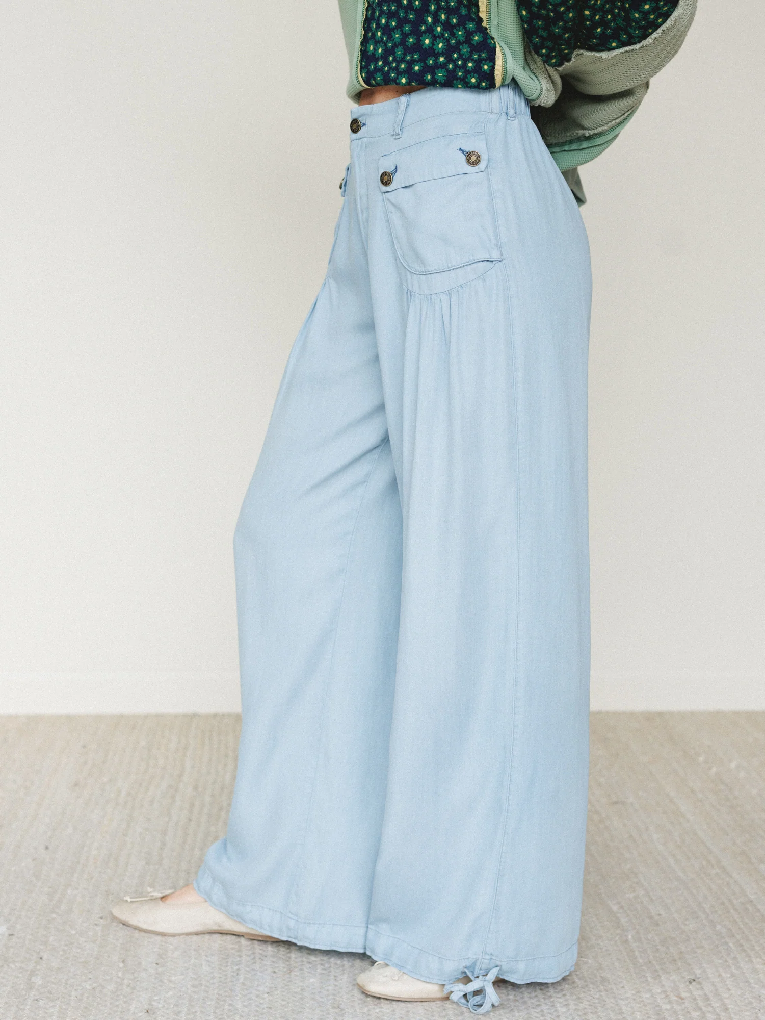 East Bay Loose Fit Cargo Jeans - Light Wash - Image 4