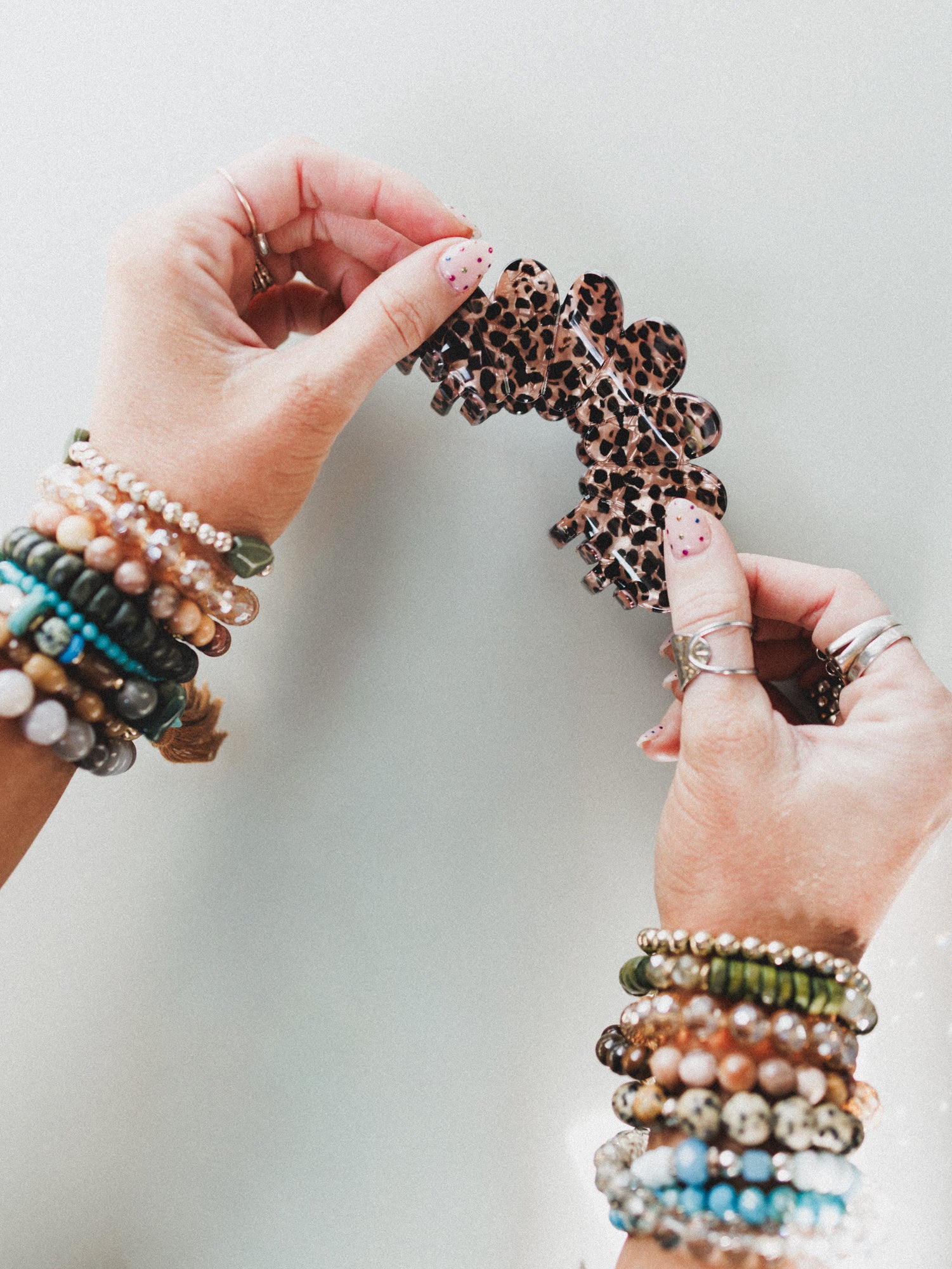 Julie Clip - Oval - Image 2