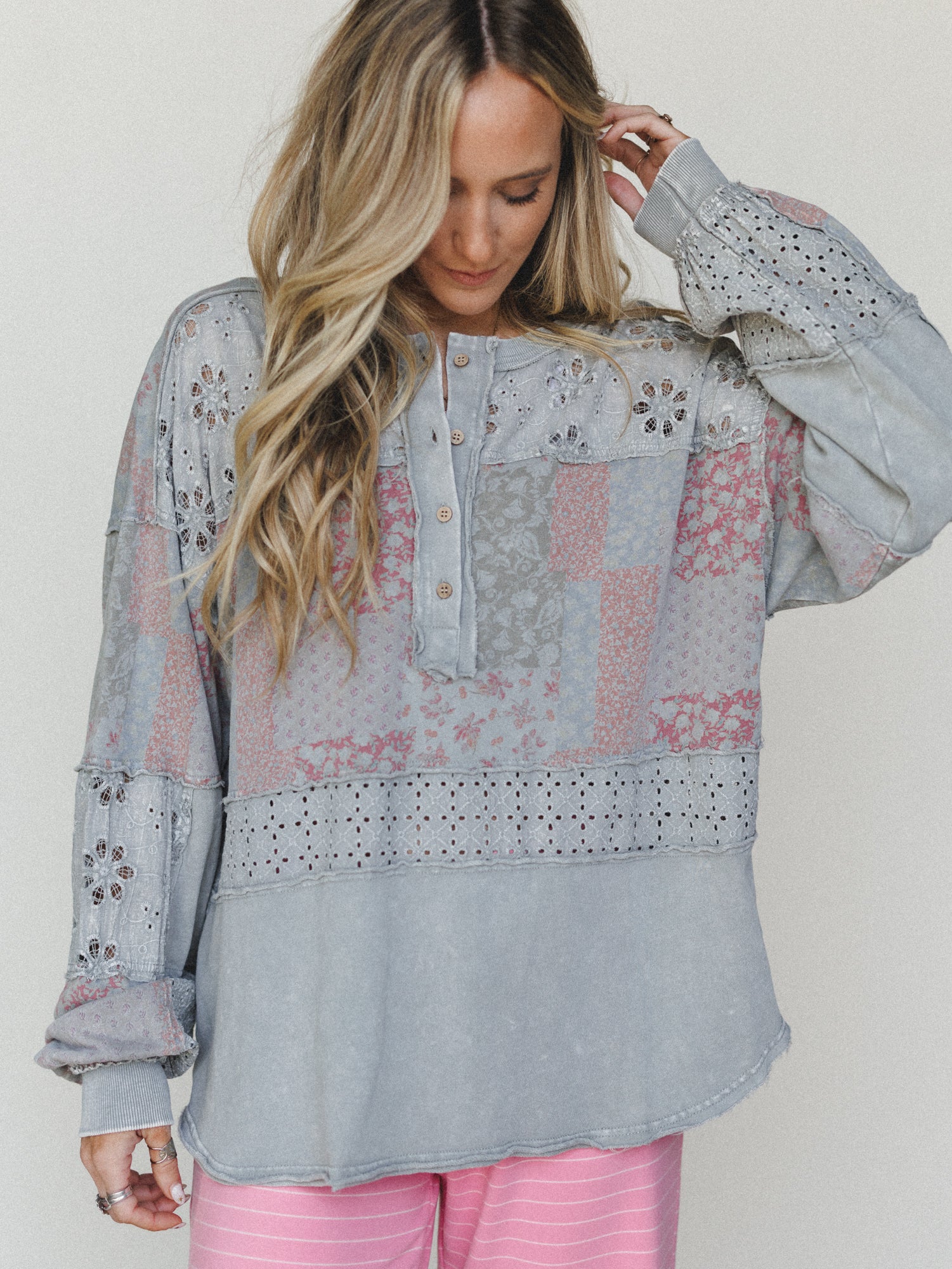 Life in Florals Tee - Light Ash - Image 3